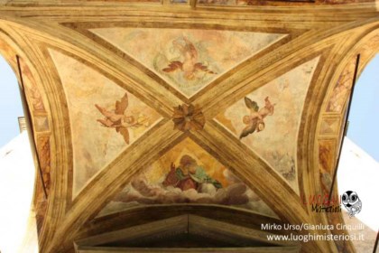 Altare maggiore con le Sante Faustina e Liberata